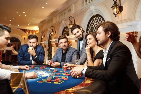 Een groep mensen spelen gokken in een casino — Stockfoto