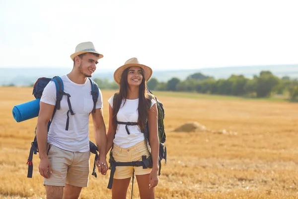 Couple randonneurs avec sac à dos en randonnée dans la nature — Photo