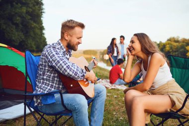 Sonbaharda doğada bir piknik bir gitar ile Arkadaşlar.