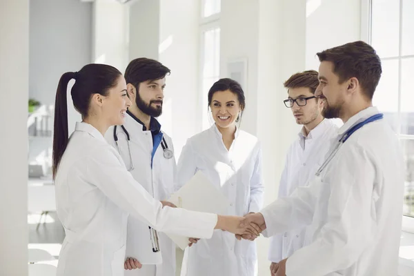 Grupa udanych lekarzy uśmiecha się do kliniki.. — Zdjęcie stockowe