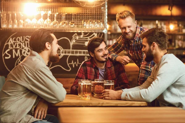 한 무리의 친구들 이 바에 맥주 한잔을 들고 앉아 있습니다. — 스톡 사진