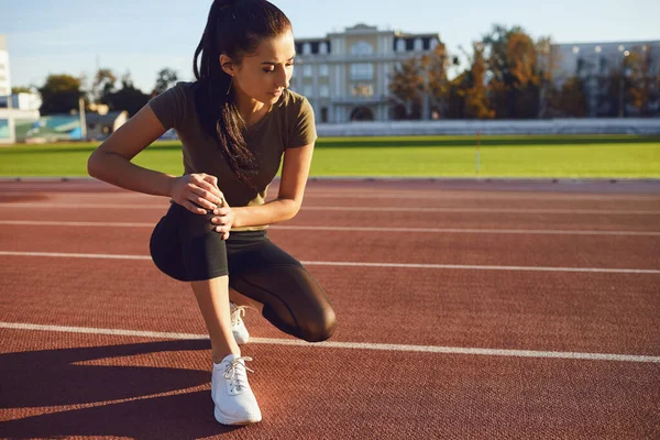 Lesión de rodilla en el entrenamiento.Chica lesionó su pierna durante el ejercicio . — Foto de Stock