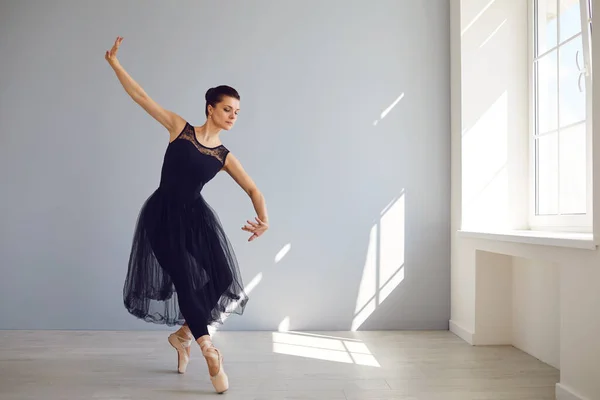 Ballerina berpose di studio kelas cerah dengan jendela . — Stok Foto