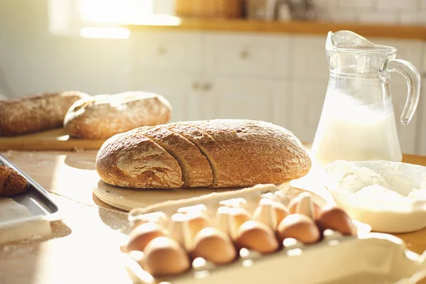 Panetteria pane da forno. Pane fresco fatto in casa su un tavolo in cucina . — Foto Stock