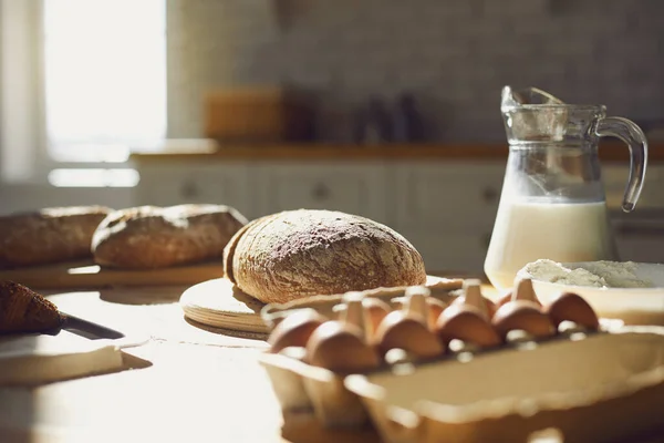 Хлеб пекаря. Свежий домашний хлеб на столе на кухне . — стоковое фото