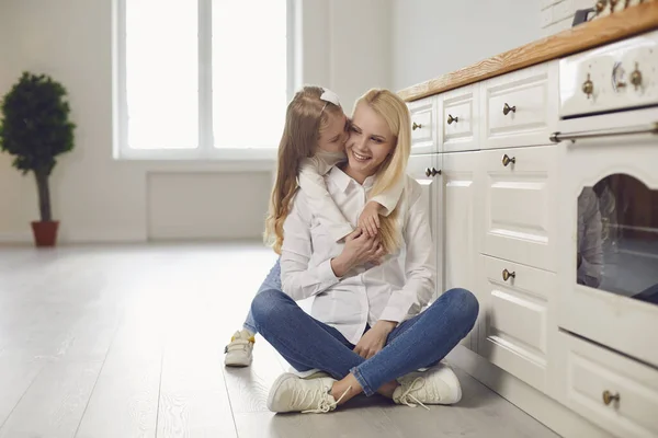 Happy mothers day. Mother and daughter hugging smiling in the kitchen. — Φωτογραφία Αρχείου