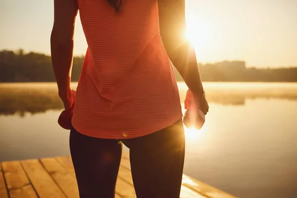 Esercizi di allenamento salute sportiva vicino al lago al mattino . — Foto Stock