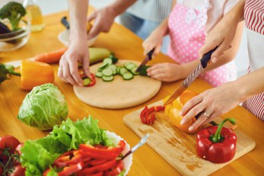 Yüzsüz. Aile elleri mutfakta taze sebze salatası hazırlar..