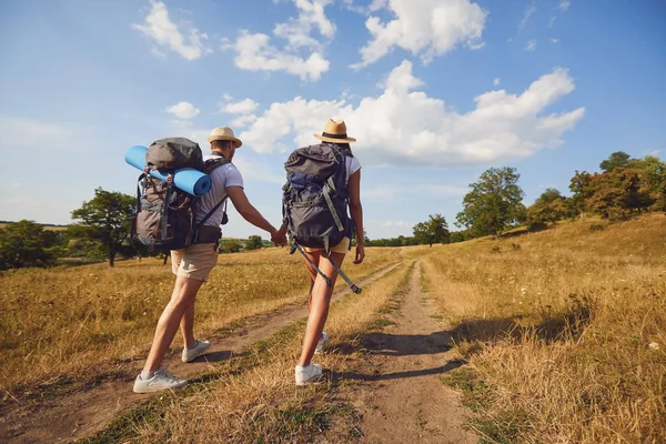 Pareja de senderismo con mochila caminando en la naturaleza —  Fotos de Stock