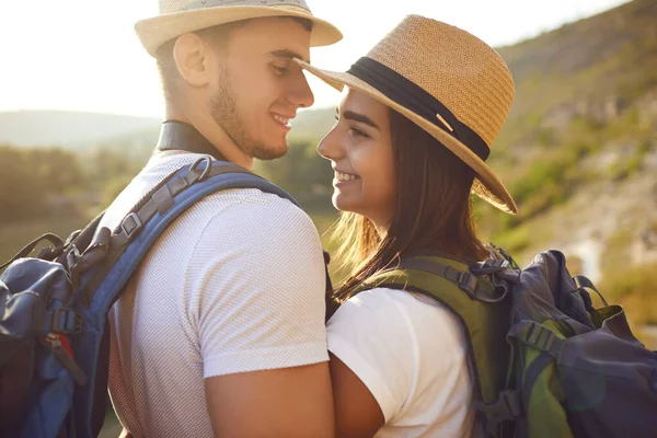 Couple avec sacs à dos sur la randonnée dans la nature . — Photo