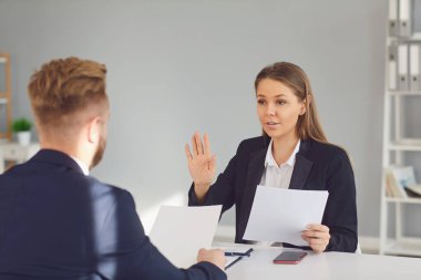 İş adamları ofiste belgeleri tartışıyor