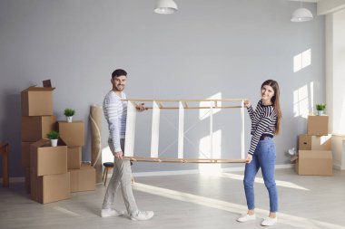 Yeni bir eve taşınmak için kutuları olan genç bir çift..