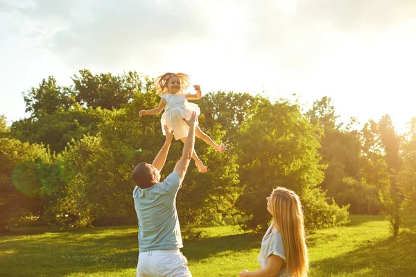 Lycklig ung familj med barn i parken — Stockfoto