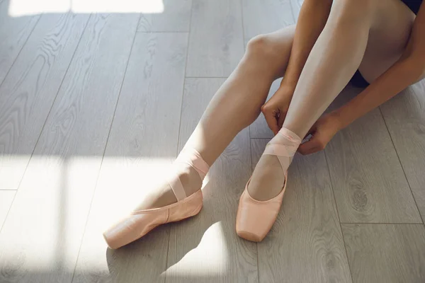 Ballett. Ballerina. Beine einer Ballerina auf dem Boden in einem Studio-Kurs. — Stockfoto