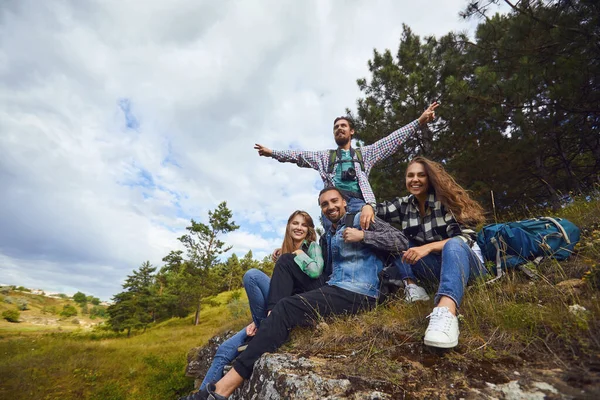 Skupina turistů odpočívajících v lese. — Stock fotografie