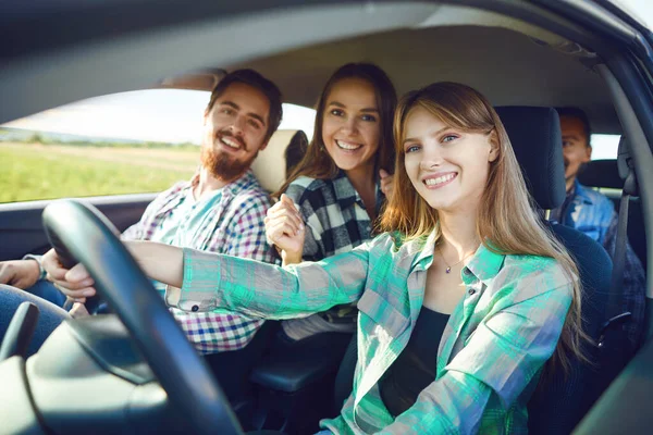 Un groupe d'amis heureux conduisent en voiture . — Photo