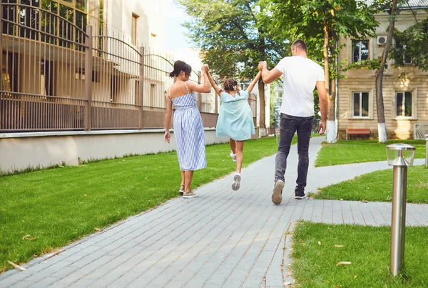 행복 한 가족 이 함께 도시의 거리를 걸어 다닌다 — 스톡 사진
