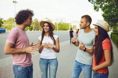 Sokaktaki bir toplantıda mutlu genç insanlar.