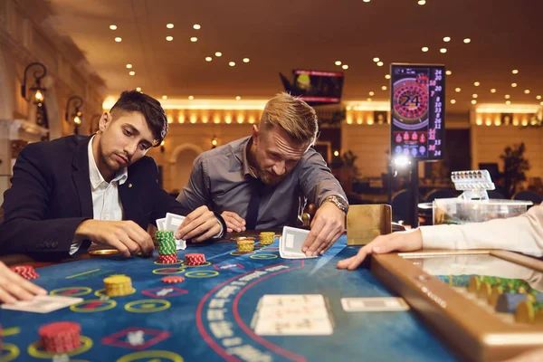 Freunde zocken Poker Roulette im Casino — Stockfoto