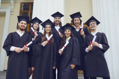 Bir grup mezun gülümsüyor