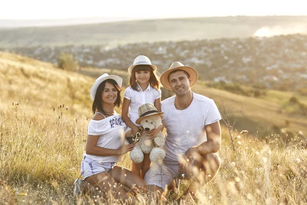 Mutlu aile yaz gün batımında doğa üzerinde oynamak. — Stok fotoğraf