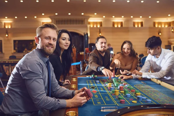 A happy woman takes a win at the roulette poker casino — Stock Photo, Image