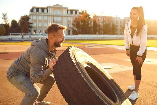 Muž a žena dělají crossfit venku. — Stock fotografie