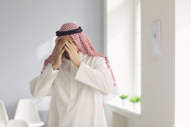 Kriz sorunlarını kabul et. Finansal para Arap adam..