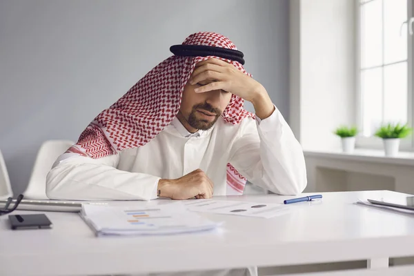 Arab férfi feldúlt boldogtalan fáradt depressziós eltakarta arcát a kezét beltérben. — Stock Fotó