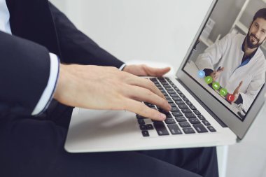 Doktor hatta. Laptop ev kullanan doktorlarla video konferansı danışmanlığı.