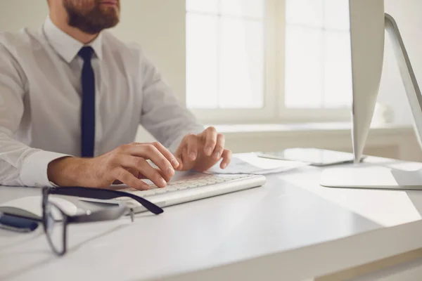 Formation professionnelle en ligne. Les mains masculines de l'homme d'affaires basculant en utilisant le clavier sur le bureau de l'ordinateur . — Photo