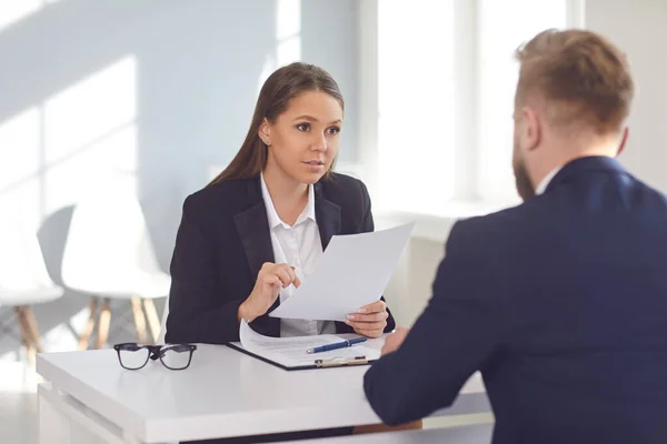 Mujer empleadora hablando entrevista a un hombre para una vacante de trabajo en una empresa —  Fotos de Stock