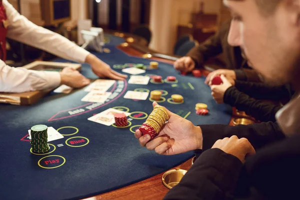 Spieler spielen Poker Roulette im Casino — Stockfoto