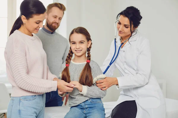 Happy family on a visit to the doctor in the office of a doctor. — Stock Photo, Image