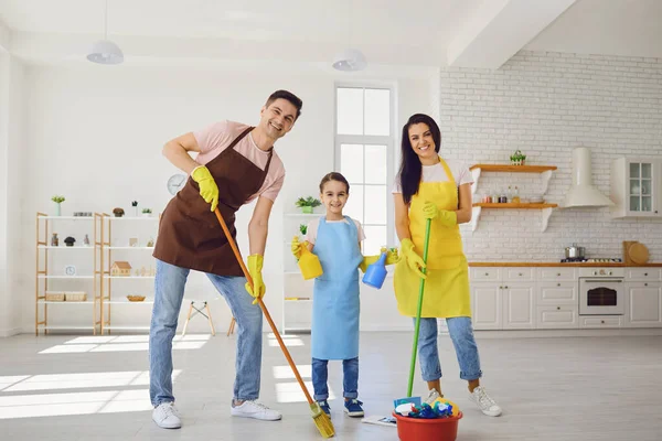 La famiglia divertente pulisce la stanza in casa . — Foto Stock