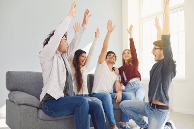 Mutlu insanlar elleri pencereli bir odada neşeyle bağlandı..