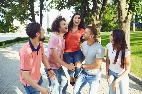 Eine Gruppe von Freunden lacht im Stadtpark. — Stockfoto