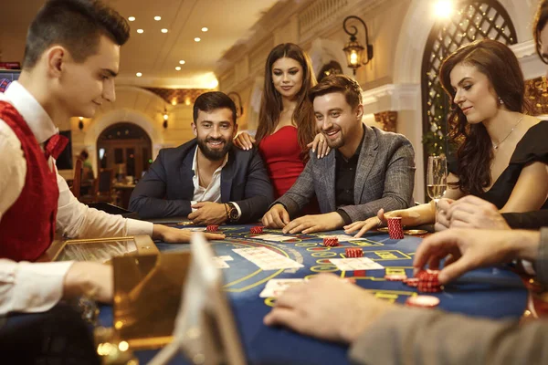 Eine Gruppe von Leuten, die Poker Roulette in einem Casino spielen — Stockfoto