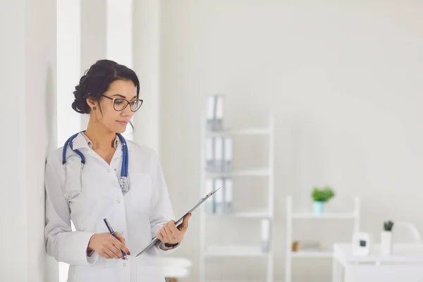 Medico pediatra donna in piedi nell'ufficio bianco dell'ospedale . — Foto Stock