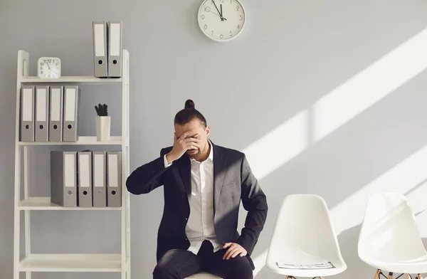 Unemployment. Crisis. Unemployed man in gray office. — Stock Photo, Image