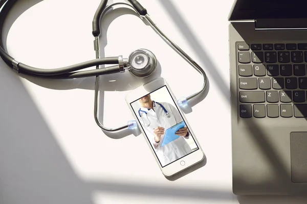 Dokter online. Online medisch consult met de patiënt op het internet. Arts communiceert diagnoses via de telefoon op afstand. — Stockfoto