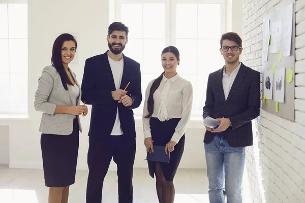 Jeunes gens d'affaires debout à une réunion dans le bureau . — Photo