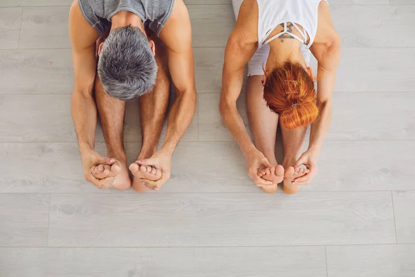 Pareja activa practicando yoga juntos — Foto de Stock