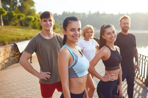 Grupa sportowców trenująca w parku. — Zdjęcie stockowe