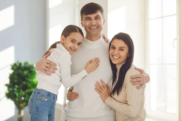 Glad leende familj. Dotter mor och far ler glad i ett rum hemma. — Stockfoto