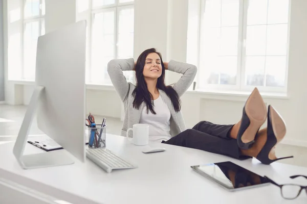 Conteúdo mulher executiva descansando na mesa no escritório — Fotografia de Stock