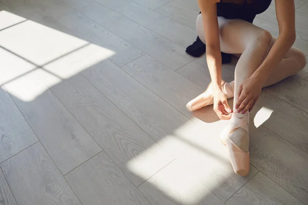 Ballet. Bailarina. Pernas de uma bailarina no chão em uma classe de estúdio . — Fotografia de Stock