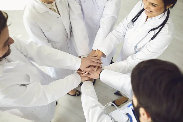 Un gruppo di dottori si è unito. Clinica medica concetto ospedaliero  . — Foto Stock