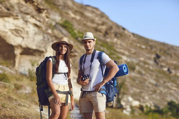 Cuplu excursioniști cu rucsac pe drumeții în natură — Fotografie, imagine de stoc