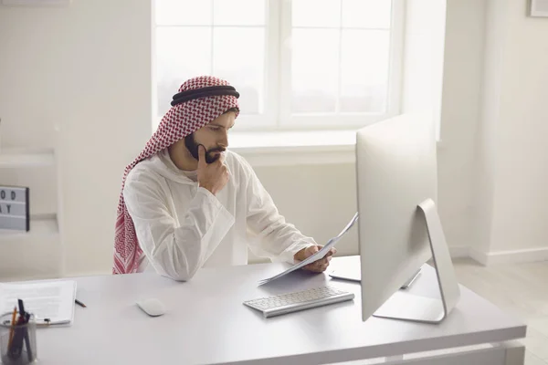 Арабский бизнесмен работает за компьютером на рабочем месте в офисе . — стоковое фото
